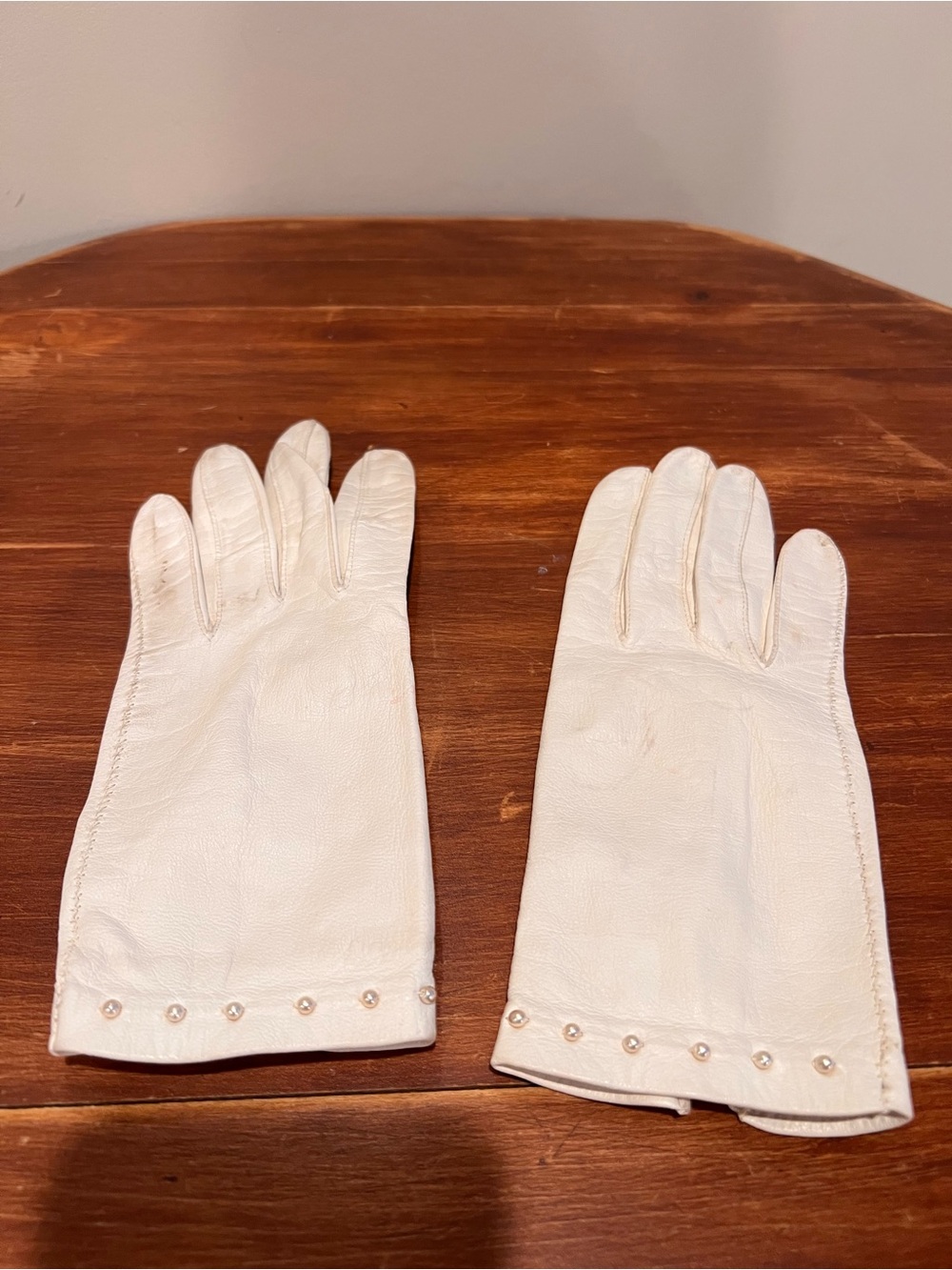 Vintage ARIS White Real Kid Leather Gloves Size 7 Pearl Stud Cuff